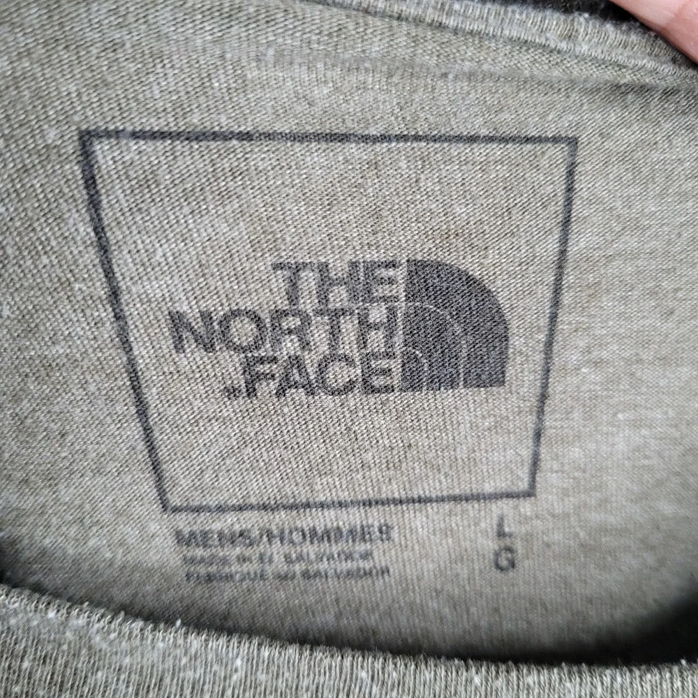 North Face Men's‎ Large Gray Graphic T-Shirt Cotton Polyester Short Sleeve